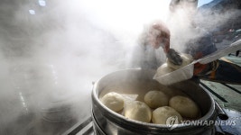 추워진 날씨에 분주한 찐빵가게