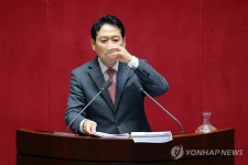 무제한 토론하며 목 축이는 장동혁 대표