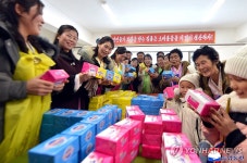 길주군 지방공장 일용품 코너서 제품 살펴보는 주민들