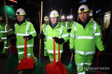 김민석 총리, 신림로 일원 가로 청소