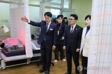 김민석 총리, 시립동부노인전문요양센터 시설 참관