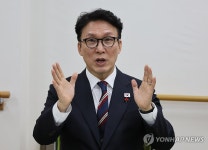 시립동부노인전문요양센터 찾은 김민석 총리
