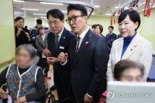 김민석 총리, 시립동부노인전문요양센터 시설 참관