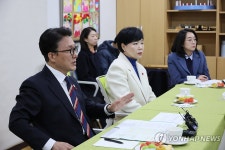 시립동부노인전문요양센터 찾은 김민석 총리