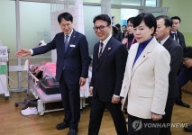 김민석 총리, 시립동부노인전문요양센터 시설 참관