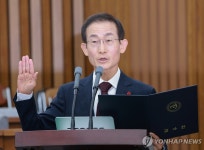 선서하는 김호철 감사원장 후보자