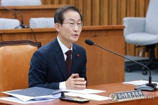 의원 질의에 답하는 김호철 감사원장 후보자