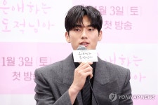 인사말 하는 배우 홍민기