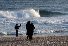거센 파도 치는 경포해변