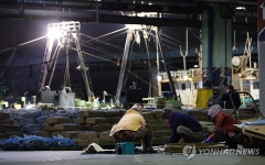 새해 부산공동어시장을 여는 손길