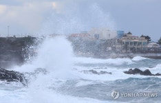 강한 파도 몰아치는 제주 해안