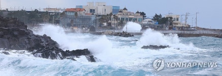 강한 파도 몰아치는 제주 해안