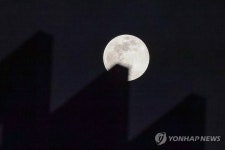 밤하늘에 걸린 올해 첫 보름달