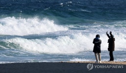 높은 파도 거센 바람