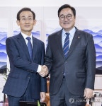 김호철 감사원장과 악수하는 우원식 국회의장