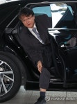 출근하는 '정교유착' 검경 합수본 김태훈 본부장