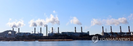 수증기 내뿜는 화력발전소