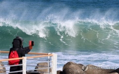 높은 파도 치는 경포해변