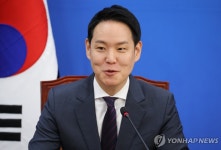 원내대책회의에서 발언하는 김한규 원내정책수석