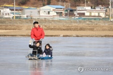 논에 물 가둬 만든 얼음 썰매장