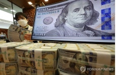환율 급락에 이때다 달러 사재기…당국 개입 뒤 환전 급증