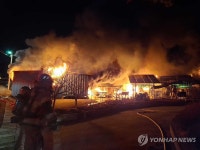 삼척서 주택 화재…진화작업 벌이는 소방대원
