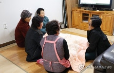 경로당서 추위 녹이는 노인들