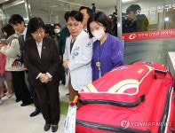 닥터카 의료 장비 살펴보는 정은경 장관