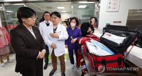 닥터카 의료 장비 살펴보는 정은경 장관