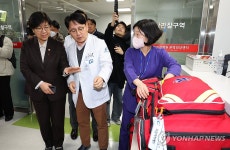 닥터카 의료 장비 살펴보는 정은경 장관