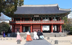 맑은 하늘 아래 제주목 관아 산책