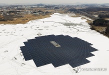 얼어붙은 저수지 속 수상태양광발전소