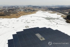 얼어붙은 저수지 속 수상태양광발전소