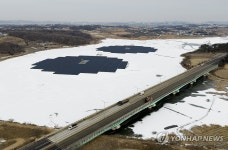 이어지는 추위…눈 속 수상태양광발전소