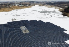 이어지는 추위…눈 속 수상태양광발전소