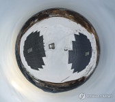 이어지는 추위…눈 속 수상태양광발전소