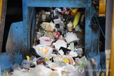 선별장으로 향하는 재활용 쓰레기들