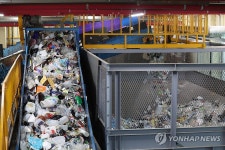 선별장으로 향하는 재활용 쓰레기들
