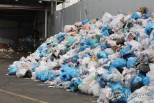 재활용 선별장에 쌓인 쓰레기 더미