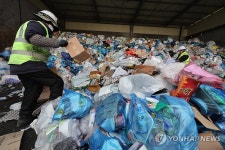 재활용 선별장에 쌓인 쓰레기 더미