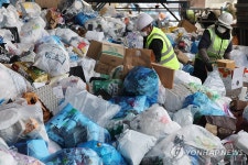 재활용 선별장에 쌓인 쓰레기 더미