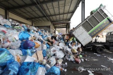 재활용 선별장에 쌓인 쓰레기 더미