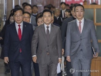 최고위원회의 향하는 국민의힘 지도부