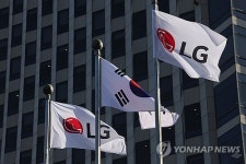 (LEAD) LG Electronics remains in red in Q4 on weak demand, restructuring costs