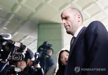 경찰 출석하는 로저스 쿠팡 한국 임시 대표