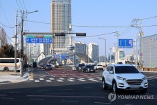 새로 개통한 다리 지나는 차량