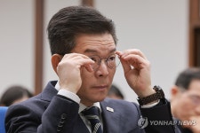 안경 고쳐쓰는 정원오 성동구청장