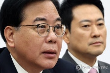 송언석 원내대표 안경에 비친 장동혁 대표