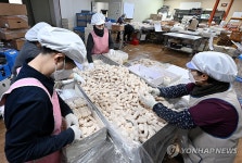 설 대목 맞아 분주한 강릉 전통한과마을