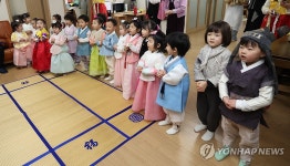 동요 부르는 어린이들